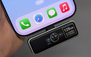 حافظه USB چند منظوره که از نمایش سرعت شارژ و سرعت انتقال پشتیبانی می کند و می تواند در پشت آیفون – ساعت موبایل ثابت شود